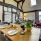 Loft Cottage by Spa Town Property - 2 Bed Tudor Retreat Near to Stratford-upon-Avon, Warwick & Solihull - Stratford-upon-Avon