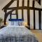 Loft Cottage by Spa Town Property - 2 Bed Tudor Retreat Near to Stratford-upon-Avon, Warwick & Solihull - Stratford-upon-Avon