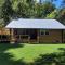 Creekside Hideaway - Real Log Cabin w/Great Location - 鸽子谷