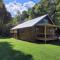 Creekside Hideaway - Real Log Cabin w/Great Location - 鸽子谷