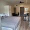 Lakeside studio with pool - Vernon