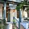 Serene single story, Grill, Fire Pit, fenced yard and Pet friendly stay