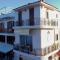 The Island House - Family size Apt - Overlooking the Aegean - 3 Steps From the Beach - Mókhlos