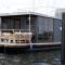 Hausboot mit Motorboot