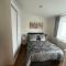 Nearby Glastonbury, Next to Street Town Centre - Ground Floor Large 3 BD With Parking, Sleeps Up to 6