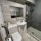 Nearby Glastonbury, Next to Street Town Centre - Ground Floor Large 3 BD With Parking, Sleeps Up to 6