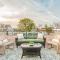 Rooftop Deck with Parking - 3 Blocks to KING