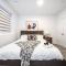 *NEW* Modern Suite King Bed! Netflix! Sleeps 4!
