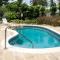 Vida Mejor - Poolside