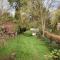 Guildford Home - Free Parkings, River, Waterfall View & Woodland Garden, Guildford, Surrey, UK - Bramley