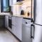 "Table Mountain View" - Stylish one bedroom with stunning Lions Head & Table Mountain views