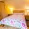Hollyhock Cottage, Clematis cottages, Stamford