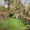 Peaceful Home in Guildford Surrey UK -Free Parking, Garden, River & Waterfall - Bramley