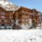 Appartement de prestige avec terrasse Sud, 2 chambres et parking au coeur de Val-dIsère - FR-1-694-202
