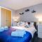 MODERN 2 BEDROOM 2 BATHROOM APARTMENT SLEEPS 4 IN WARRINGTON FOR WORK AND LEISURE WITH PRIVATE PARKING BY AMAZING SPACES RELOCATIONS Ltd