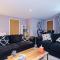 MODERN 2 BEDROOM 2 BATHROOM APARTMENT SLEEPS 4 IN WARRINGTON FOR WORK AND LEISURE WITH PRIVATE PARKING BY AMAZING SPACES RELOCATIONS Ltd