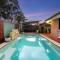 Serene and Comfy 6BR Pool Home - Glenmore Park