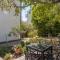 Spacious apartment in Stari Grad, 80 m², serene garden