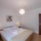 Spacious apartment in Stari Grad, 80 m², serene garden