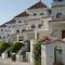 Modern Townhouse 7 mins walk from the beach and 15 mins from port