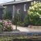 Canal-Side Stay, Giethoorn Canal-Side Stay, Giethoorn