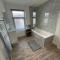 Newly Refurbished Clarendon Apartments, Free WIFI, Parking