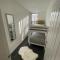 Newly Refurbished Clarendon Apartments, Free WIFI, Parking