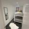 Newly Refurbished Clarendon Apartments, Free WIFI, Parking