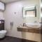 Leonis Restaurant & Rooms