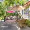 Cinnamon Bear Creekside Inn