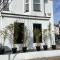 Poets Rest, free parking, EV socket fees apply walk to beach - Brighton & Hove