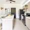 Bright & Airy new Condo, 5 min walk to Jaco Beach!