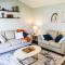 Urban Cottage: Homey & Convenient