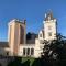 Vue magique sur le château dans un quartier populaire