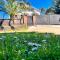 White house with Citrus Garden, 15 min walk to Beach