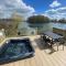 Lakeside Retreat 2 with hot tub, private fishing peg situated at Tattershall Lakes Country Park - 塔特舍尔