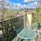 2 Bed Serviced Apartment with Balcony, Free Parking, Wifi & Netflix in Basingstoke - 贝辛斯托克