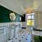 Emerald Lodge Central 3 Bed Parking WI-FI Garden close to centre
