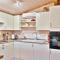 The Lodge - Luxury Lodge with Super King Size Bed, Kitchen & Shower Room