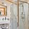 The Lodge - Luxury Lodge with Super King Size Bed, Kitchen & Shower Room