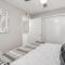 King Bed WiFi Washer Dryer 4K TVs Pets Allowed