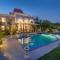 SaffronStays Zuma Villa, Pawna - luxury villa with a heated pool, sports court and gym - Malavli