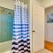 Breezy Kailua-Kona Bungalow with Lanai and Ocean View!