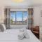 Oaktree Lodge - Luxury Cottage, Hot Tub, Sea Views
