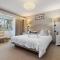 Oaktree Lodge - Luxury Cottage, Hot Tub, Sea Views