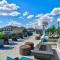 Designer Apt with Jacuzzi, Pool & Mountain Views - Sparks