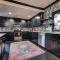 Boho Glam Bungalow mins away Western Ave Districts