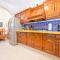 Cheerful Home with Sea Views and Malecón 1 Block plus Dogs Ok - 拉巴斯