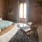 chambre salon indépendant, salle de bain wc privés, jardin privé, piscine partagée près dun lac