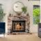Delightful Home w Fireplace Patio Fire Pit - Roseville